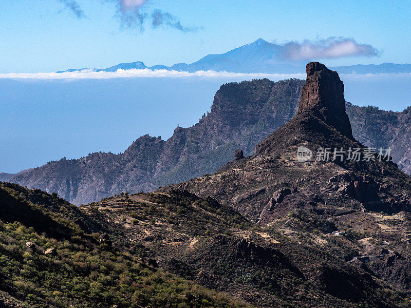 大加那利岛的Roque Bentayga和特内里费岛的Pico de Teide